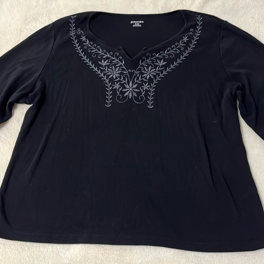 XL Black w/gray embroidered shit